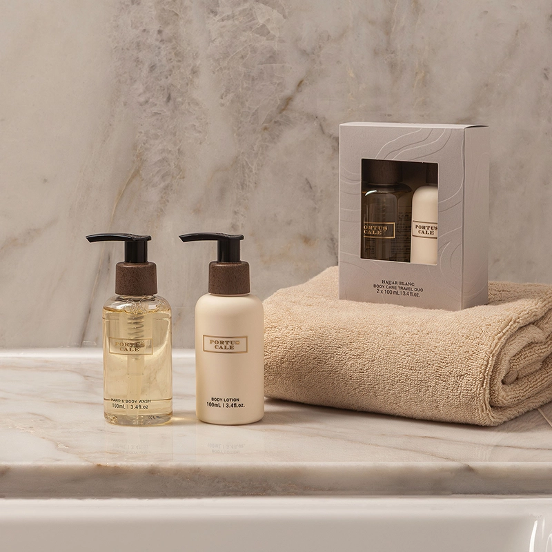 Das Traverse der Serie Hajjar Blanc mit Duschgel und Bodylotion