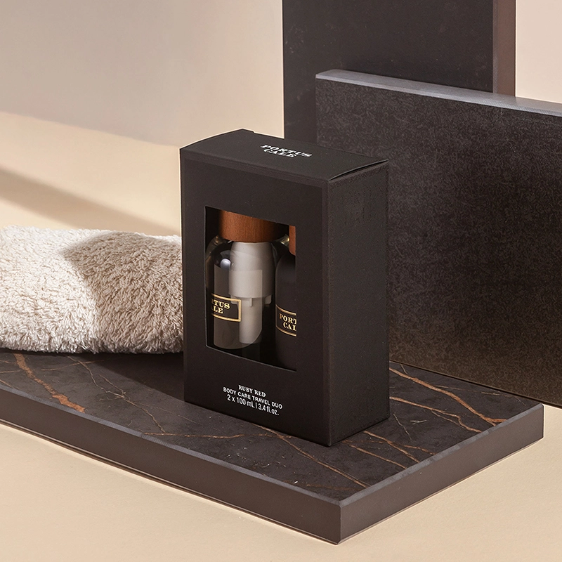 Das Travel Set der Serie Ruby Red mit Duschgel und Bodylotion